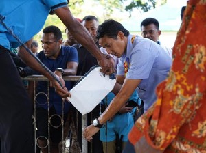 Saat Sandiaga Berenang dan Minum Air dari Sumur Tua di Mansinam Papua Barat