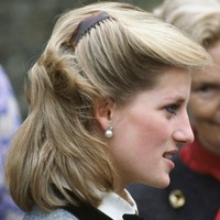 Putri Diana juga pernah terlihat memakai aksesori rambut berupa jepit berbentuk sisir rambut. Gayanya kini banyak dipakai oleh generasi millenials. Tren memang berulang ya? Foto: Dok. Getty Images