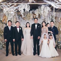 Seperti dikutip Mail Online, pesta pernikahan putri Thaksin yang mewah ini digelar seolah untuk mengingatkan para pemilih bahwa sosok sang mantan perdana menteri eksis dengan para partai pendukungnya. Dan nyatanya, menurut laporan BBC, sejauh ini partai yang mendukung Thaksin Shinawatra, telah memenangkan 137 kursi di majelis rendah. Foto: Dok. Instagram