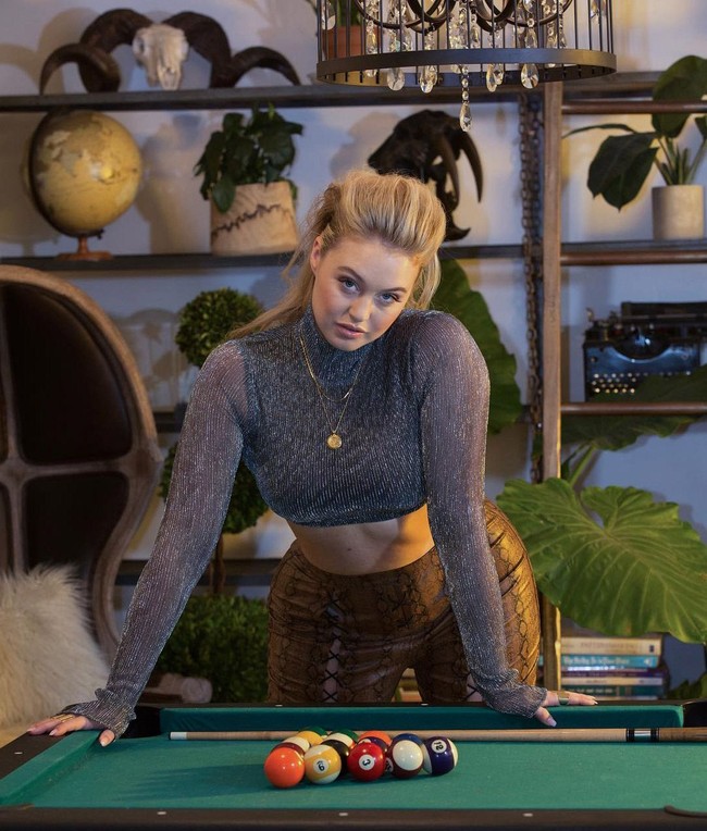 Pernah suatu kali ia tampil hanya dengan pakaian dalam di sebuah gerbong kereta yang penuh penumpang. Aksi tersebut bertujuan untuk membuat orang sadar pentingnya mencintai diri sendiri. Foto: Instagram