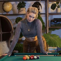 Pernah suatu kali ia tampil hanya dengan pakaian dalam di sebuah gerbong kereta yang penuh penumpang. Aksi tersebut bertujuan untuk membuat orang sadar pentingnya mencintai diri sendiri. Foto: Instagram