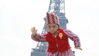 Khagendra juga pernah berkunjung ke Paris. Gayanya berfoto dengan latar Menara Eiffel. (Khagendra Thapa Magar/Facebook)