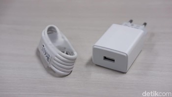 Aksesori lain ada kabel data dan kepala charger. Foto: Adi Fida Rahman/detikINET