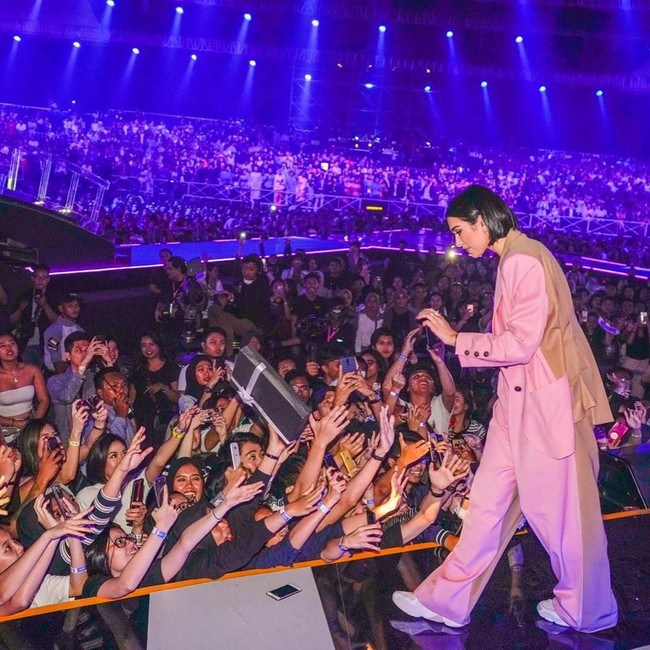 Dad sneakers putih menjadi paduan yang pas untuk memberi sentuhan sporty bagi setelan berpotongan oversized yang kasual. Foto: Instagram @dualipa