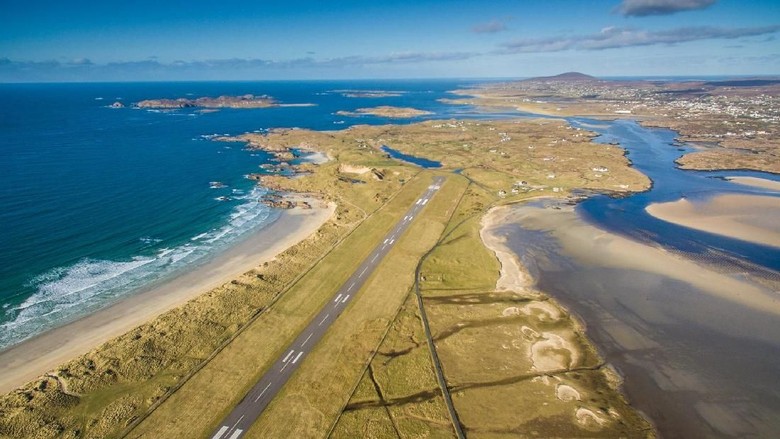 Landasan pacu di Bandara Donegal (Donegal Airport/Facebook) Landasan pacu di Bandara Donegal (Donegal Airport/Facebook)