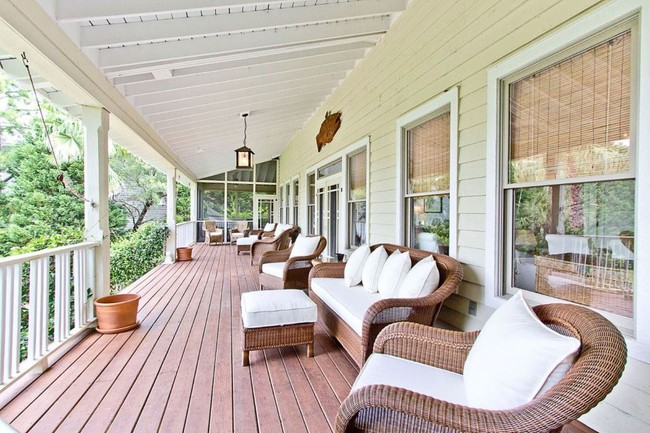 Cukup banyak spot untuk bersantai mulai dari teras dengan deretan kursi rotan hingga kursi gantung yang berhadapan langsung dengan pantai. Foto: dok. The Sun