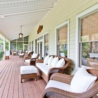 Cukup banyak spot untuk bersantai mulai dari teras dengan deretan kursi rotan hingga kursi gantung yang berhadapan langsung dengan pantai. Foto: dok. The Sun