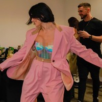 Paduan gaya maskulin dikemas seksi ketika Dua mengenakan bustier dengan efek hologram sebagai paduannya. Foto: Instagram @dualipa