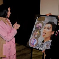 Penampilan Dua yang edgy pun dihujani pujian oleh netizen. That top is literally brighter than my future, kata salah satunya. Foto: Instagram @dualipa