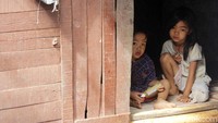 Bila malam tiba, Ilah bercerita hawa dingin merembes melalui celah-celah bilik gubuk sederhana itu. Tak ayal mereka harus berjuang menghadapi hawa dingin.