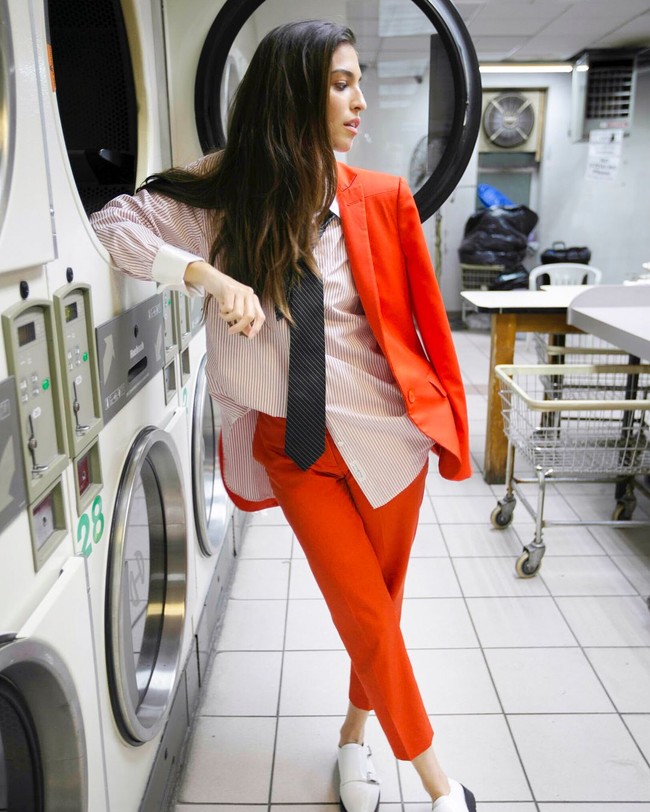 Marina Testino juga memadukan blouse bermotif bunga sebagai dalaman atau kemeja putih. Foto: Instagram/@marinatestino