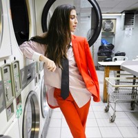 Marina Testino juga memadukan blouse bermotif bunga sebagai dalaman atau kemeja putih. Foto: Instagram/@marinatestino