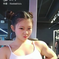 Sekilas Cheng Lu terlihat manis dengan perawakannya yang kecil dan tampilan wajah yang lugu. Namun lihat dulu bagian lengannya yang berotot. Dengan lengan tersebut, wanita ini bisa mengangkat dua kali beban tubuhnya. Foto: Kuaishou @Xiaobabilulu