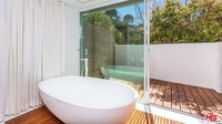 Banyak kaca yang menggantikan dinding di rumah ini supaya bisa dibuka dan memberi akses ke teras yang lapang. Istimewa/Dok. www.realtor.com.