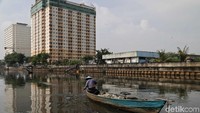 Warga telah berkumpul sejak pagi di kali tersebut untuk memulai kegiatan harian mereka mengumpulkan sampah plastik yang hanyut di sekitar Kali Cagak.