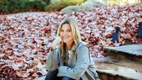 Janet Gunn merupakan artis, selebgram asal Amerika yang juga aktif dalam menulis blog. Dia sering membagikan tulisan traveling, kesehatan dan kecantikan. (janetgunngratefulgardenia/Instagram)