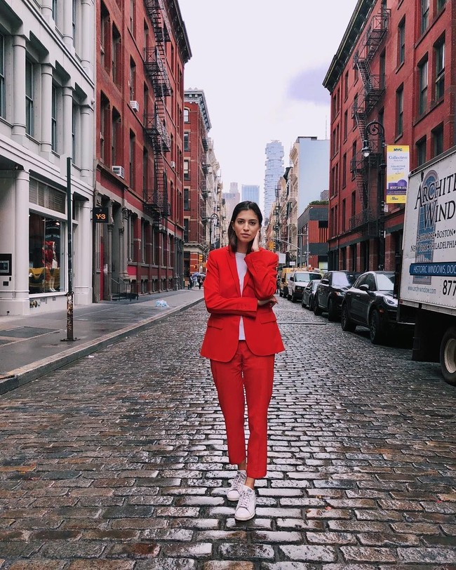 Setelan jas merah ia padukan dengan sneakers putih favoritnya. Sesekali ia menggantinya dengan high heels warna nude. Foto: Instagram/@marinatestino