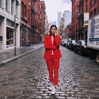 Setelan jas merah ia padukan dengan sneakers putih favoritnya. Sesekali ia menggantinya dengan high heels warna nude. Foto: Instagram/@marinatestino