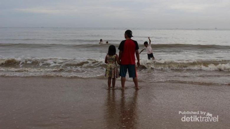 Pesona Pantai Manggar Yang Didatangi Jokowi Kampanye