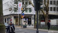 Traveler bisa juga mengunjungi gerai Prada buat berburu tas. Traveler yang hobi belanja bisa kalap di kawasan ini (Wahyu/detikcom) 