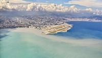 Bandara Nice di kawasan selatan Prancis ada di peringkat 3. Sembari pesawat mendarat selamat memotret panorama cantik ini (iStock)