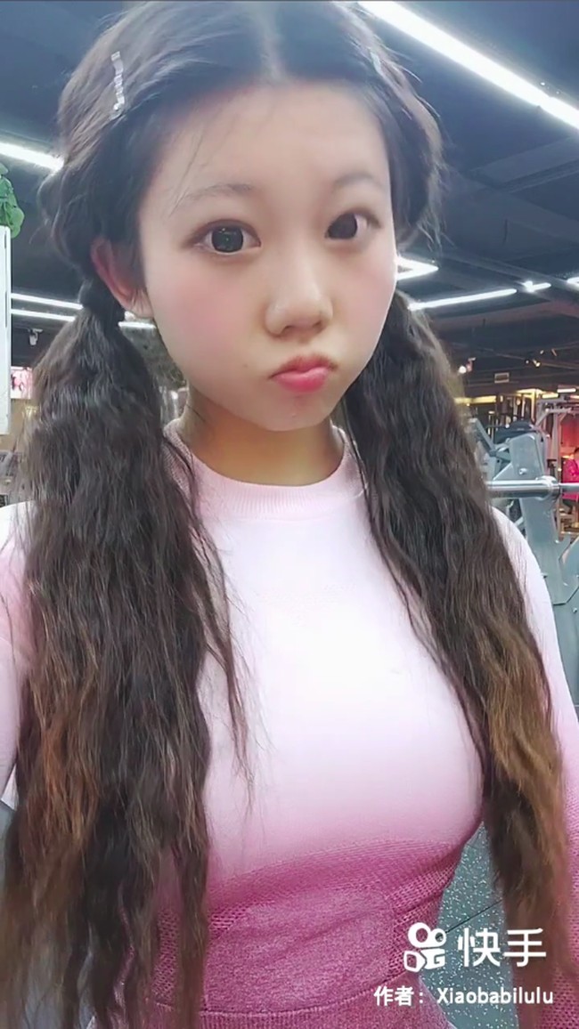 Cheng Lu sendiri mulai membentuk tubuhnya dan menekuni bodybuilding sejak SMP. Ia terinspirasi kompetisi binaraga setelah diberi undangan oleh seorang teman untuk menontonnya. Foto: Kuaishou @Xiaobabilulu