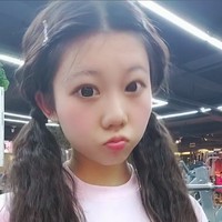 Cheng Lu sendiri mulai membentuk tubuhnya dan menekuni bodybuilding sejak SMP. Ia terinspirasi kompetisi binaraga setelah diberi undangan oleh seorang teman untuk menontonnya. Foto: Kuaishou @Xiaobabilulu