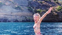 Ekpresinya saat melompat ke laut di Sicilia, Italia. (janetgunngratefulgardenia/Instagram)