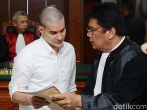 Steve Emmanuel saat Persidangan, Gugup, Asam Urat dan Koyo di Leher