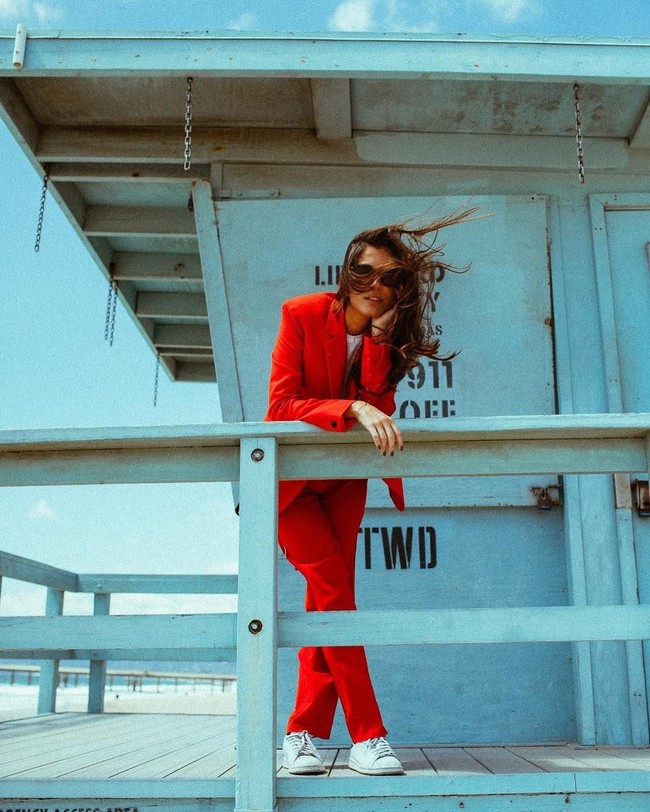 Marina Testino memutuskan hanya memakai satu busana yang sama untuk dipakai setiap hari selama dua bulan. Eksperimen bernama One Dress to Impress ini bertujuan mendorong orang agar tidak selalu membeli baju baru dan memanfaatkan pakaian yang sudah ada di lemari. Foto: Instagram/@marinatestino