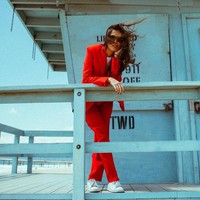 Marina Testino memutuskan hanya memakai satu busana yang sama untuk dipakai setiap hari selama dua bulan. Eksperimen bernama One Dress to Impress ini bertujuan mendorong orang agar tidak selalu membeli baju baru dan memanfaatkan pakaian yang sudah ada di lemari. Foto: Instagram/@marinatestino