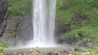 Air mengalir deras dari atas curug yang tinggi ini (Yudha Maulana/detikcom)