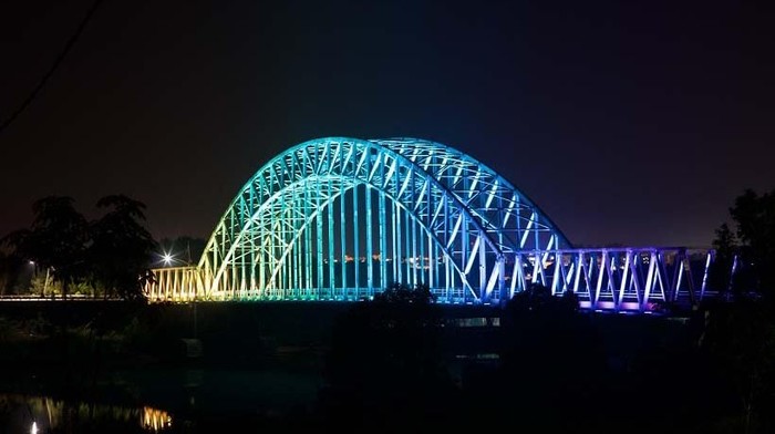 Jembatan Mahkota II di Samarinda, Kalimantan Timur, kini dihiasi oleh lampu berwarna-warni, menciptakan pemandangan indah bagai mahkota di malam hari. Jembatan yang telah lama ditunggu-tunggu ini menjadi kebanggaan baru bagi penduduk kota Samarinda.
