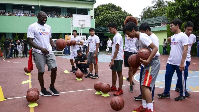 Jason Richardson saat memberikan pelatihan untuk Jr NBA 2019 (ANTARA FOTO/Hafidz Mubarak A) Jason Richardson saat memberikan pelatihan untuk Jr NBA 2019 (ANTARA FOTO/Hafidz Mubarak A)