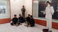 Di bagian tengah pulau, terdapat bekas penjara Belanda dan dijadikan museum. Ruangan sel di Onrust ini dulunya tempat tahanan pemberontak dalam pembajakan kapal Angkatan Laut Belanda De Zeven Provincien atau Peristiwa Kapal Tujuh tahun 1933 (Muhammad Idris/detikcom)