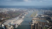 Di peringkat 9 adalah Bandara London City. Lanskap Kota London yang ciamik sangat sayang dilewatkan kala pesawat mendarat (iStock)