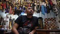 Konsumen yang ingin dirupa wayang golek, cukup memberikan foto untuk proses pembuatan.