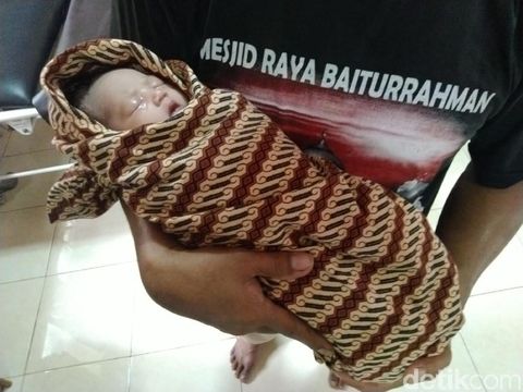 Pria Bermobil Buang Bayi Cantik Dalam Kresek di Saung Bata Ciamis