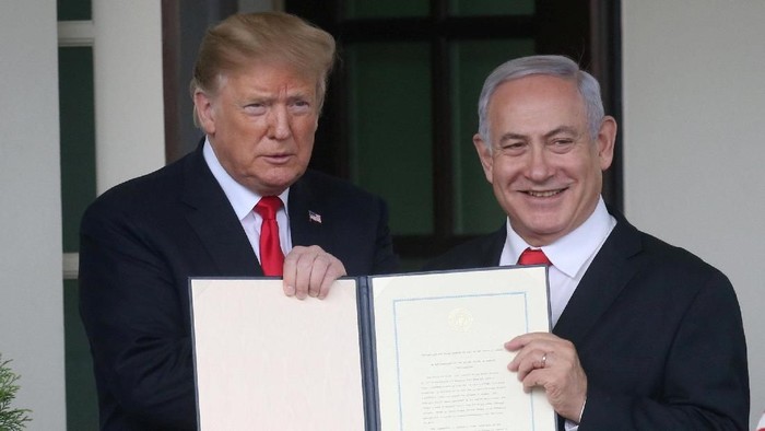 FILE PHOTO: U.S. President Donald Trump and Israels Prime Minister Benjamin Netanyahu hold up a proclamation recognizing Israels sovereignty over the Golan Heights as Netanyahu exits the White House from the West Wing in Washington, U.S. March 25, 2019. REUTERS/Leah Millis/File Photo