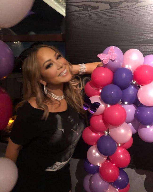 Rabu (27/3/2019) menjadi hari yang membahagiakan bagi Mariah Carey. Di hari itulah, usia sang diva genap 49 tahun. Meski semakin bertambah tua, ibu dua anak ini masih suka berpenampilan seksi seperti masih muda dulu. (Foto: Instagram/@mariahcarey)