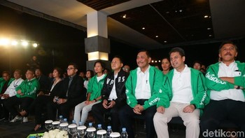 Co-Founder Grab Tan Hooi Ling, President of Grab Indonesia Ridzky Kramadibrata, Excecutive Director Grab Indonesia Ongki Kurniawan, Kepala Bekraf Triawan Munaf, serta Pemred detikcom dan Direktur Konten detiknetwork Alfito Deannova duduk dalam bangku barisan depan. Mereka sesekali berbincang di sela-sela acara.