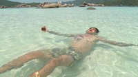 Mereka juga menginap di Anambas Dive Resort, dengan balkon yang bisa langsung bermain ke dalam laut! (My Trip My Adventure)