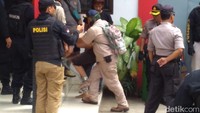 Mereka langsung diturunkan di depan Kantor Satuan Tugas Keamanan dan Ketertiban Nusakambangan, Kemenkumham di Wijayapura, Cilacap.