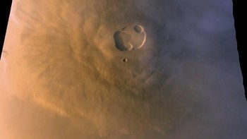 Jika dihitung, Olympus Mons memiliki luas lebih dari dua kali Pulau Jawa yang sebesar 128.297 km persegi. (Foto: NASA)