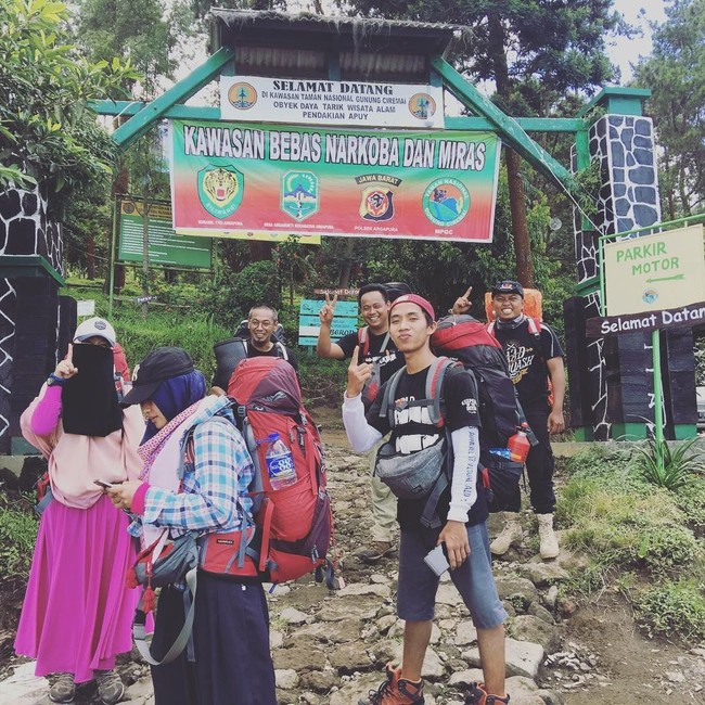 Menurut Deffi, cadar juga bisa melindungi tubuhnya dari cuaca yang ekstrim. Ia tidak sama sekali kerepotan dengan busana tertutup saat mendaki. Ia pun membuat brand khusus hijab syari sporty bernama Nusseyba Activewear untuk memfasilitasinya selama mendaki gunung.  Foto: Instagram/deffi_zulkarnaen