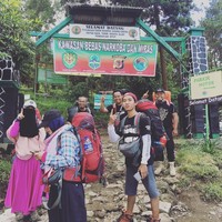 Menurut Deffi, cadar juga bisa melindungi tubuhnya dari cuaca yang ekstrim. Ia tidak sama sekali kerepotan dengan busana tertutup saat mendaki. Ia pun membuat brand khusus hijab syari sporty bernama Nusseyba Activewear untuk memfasilitasinya selama mendaki gunung.  Foto: Instagram/deffi_zulkarnaen