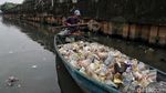 Mendulang Rupiah dari Sampah Plastik di Kali Cagak