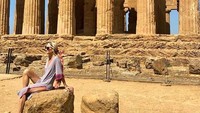 Gayanya berfoto di Temple of Concordia, peninggalan Mesir Kuno di Italia. (janetgunngratefulgardenia/Instagram)