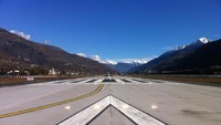 Di peringkat 10 terdapat Bandara Aosta Valley di Italia. Bandara kecil yang sekelilingnya adalah pegunungan es (Aosta Airport)