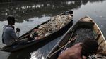 Mendulang Rupiah dari Sampah Plastik di Kali Cagak